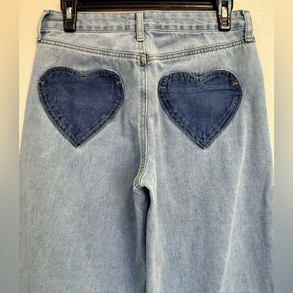 đź’™ Vintage Light Wash Jeans w/ Heart Back Pockets | Y2K Straight Leg Denim - Picture 3 of 6